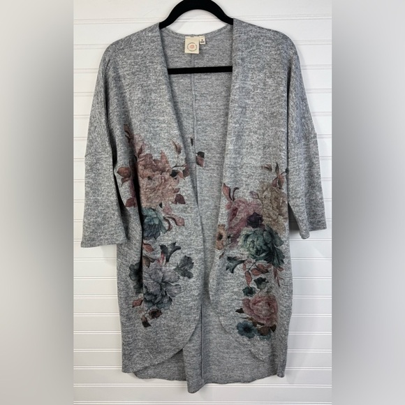 live in the moment Sweaters - Live in the Moment Gray Floral Open-Front Women's thin Cardigan sweater. Size M